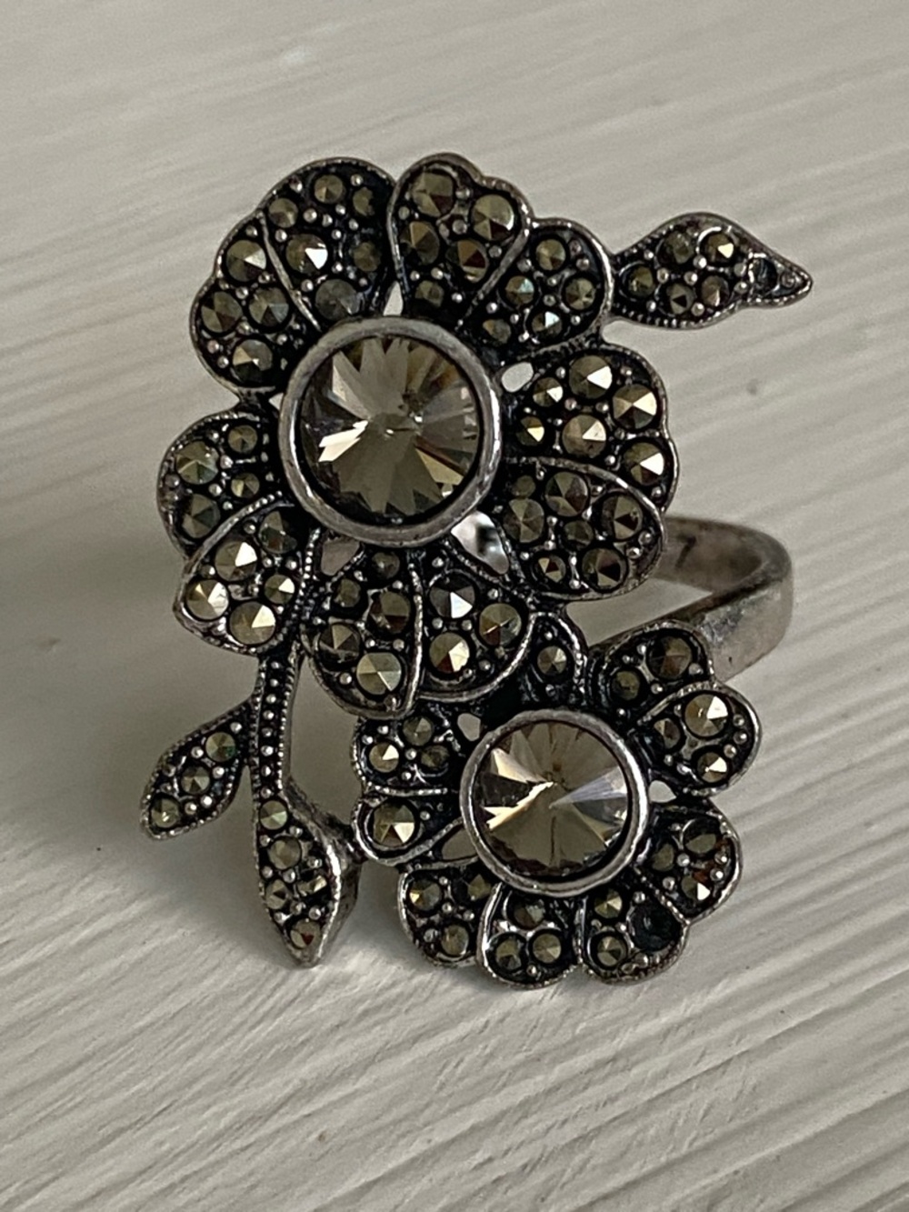 Fossil Black Flower Ring Marcasite Accents Shimmery Festival Concert Spring - Picture 15 of 16